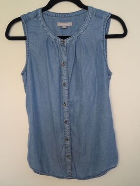 Chambray Sleeveless Button-Front Women’s Top - Light Blue
